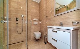 Luxury Apartments Queen